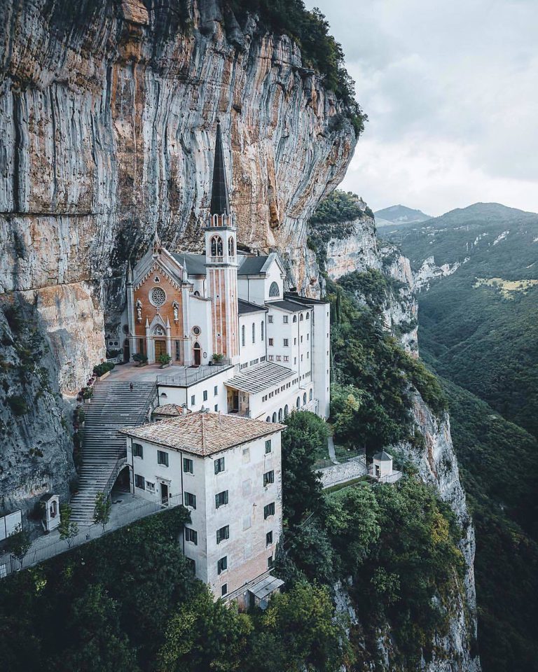 Святилище Мадонна делла Корона в Италии: как добраться до храма