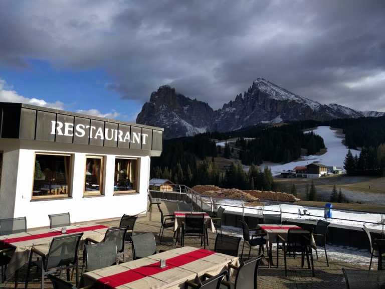 ресторан с видом на итальянские альпы