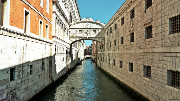 вид на мост вздохов в Венеции