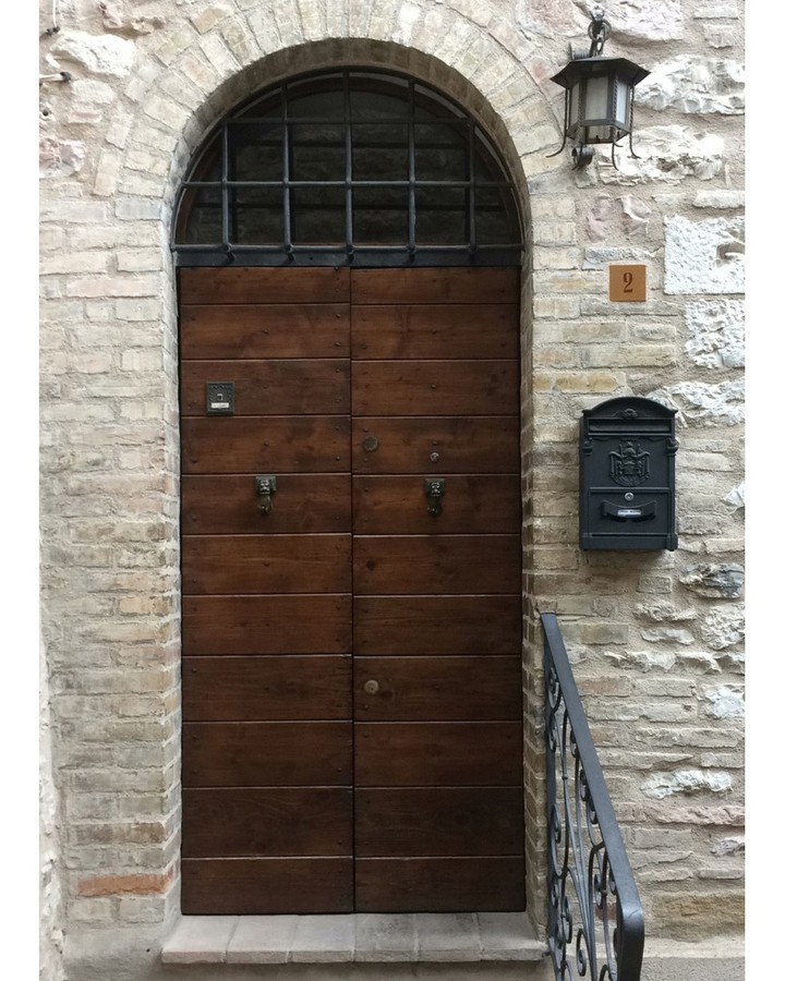 Декор входной двери в Ассизи
