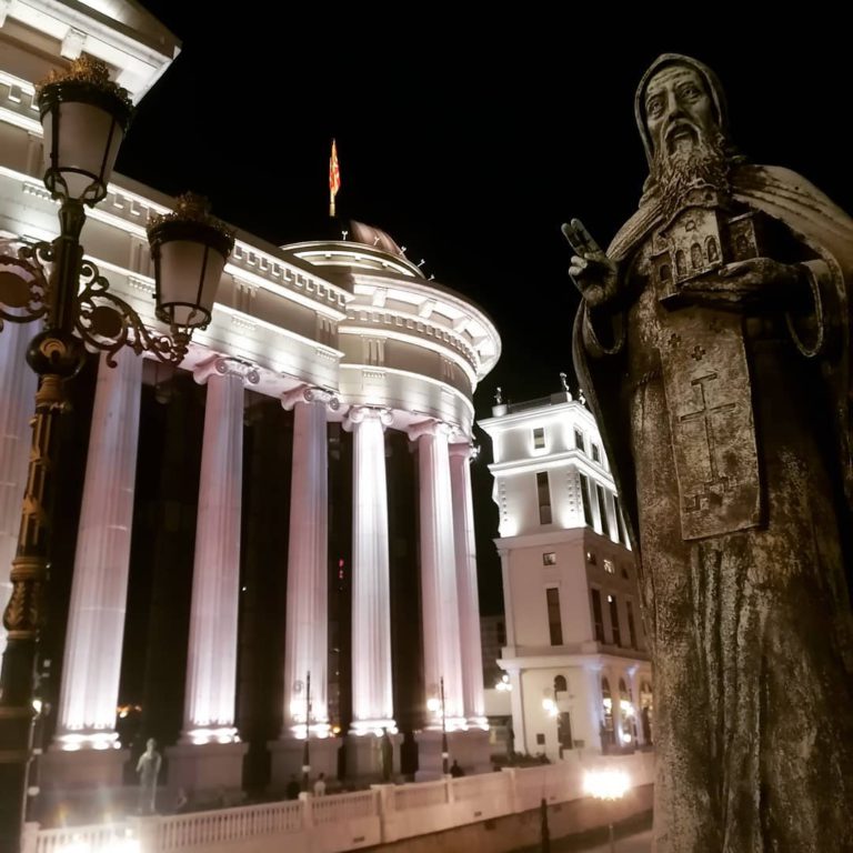 Памятник около исторического музея в Скопье