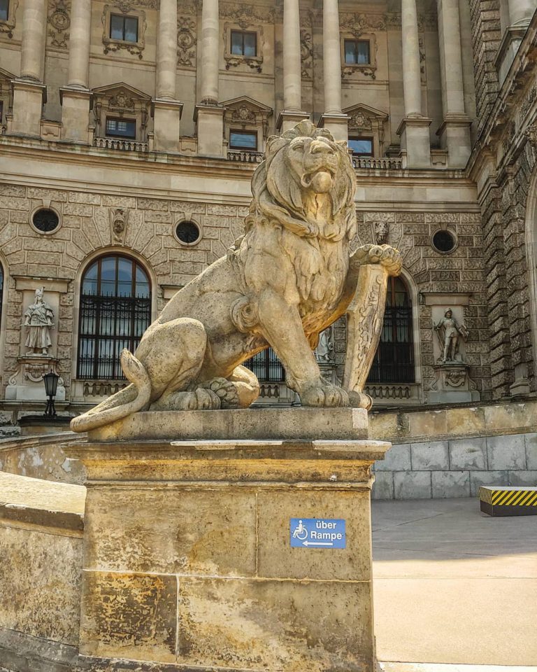 Статуя льва около Хофбурга