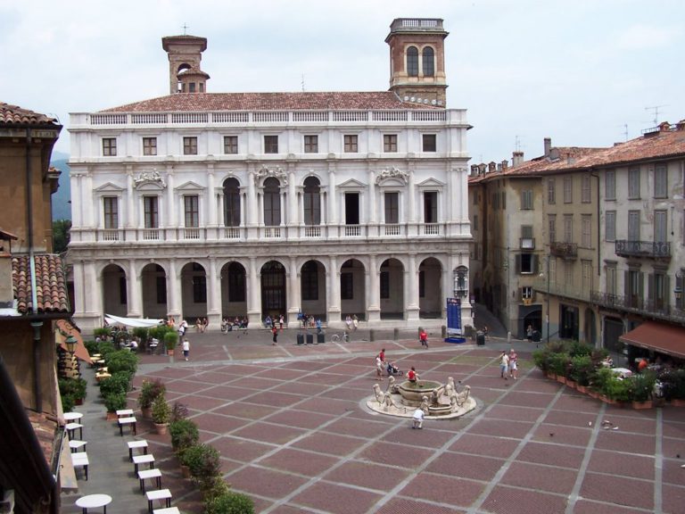 Площадь Piazza Vechia в Бергамо