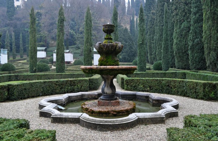 фонтан в саду Джусти