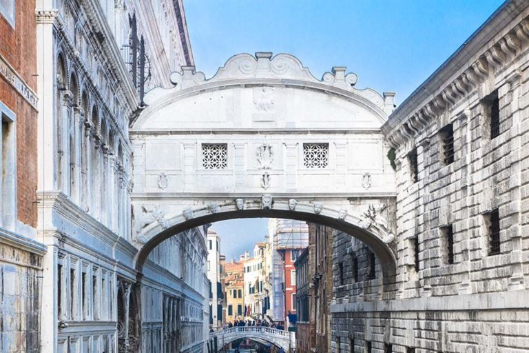 мраморный мост в Венеции