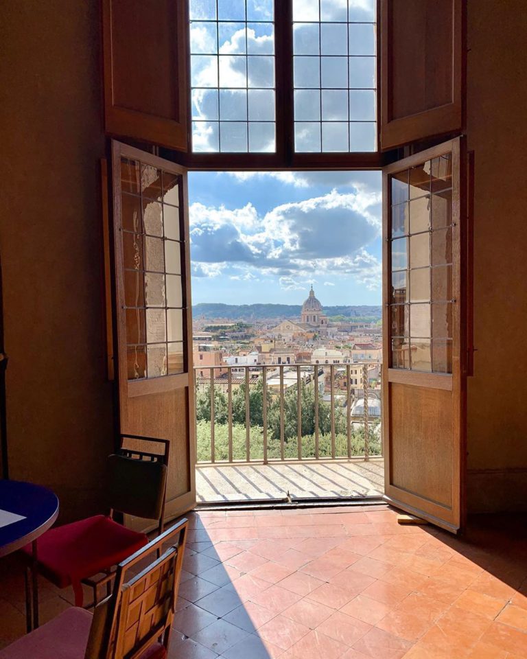 Открытая дверь с видом на Рим