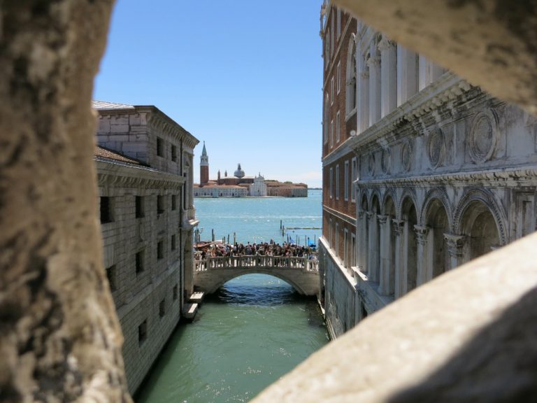 вид с моста вздохов на Венецию
