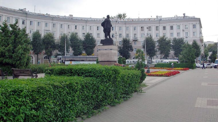 Площадь Черняховского