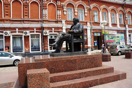 Памятник Сергею Бондарчуку