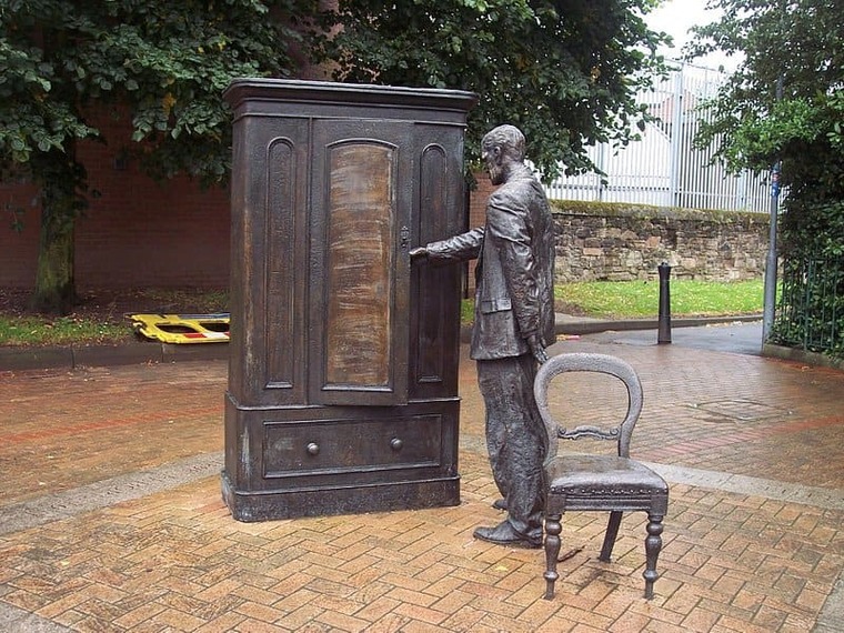 Статуя «Искатель, К. С. Льюис и платяной шкаф»