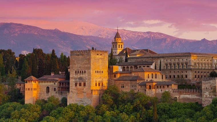 Альгамбра вместе с Гранадой открыты для туристов 